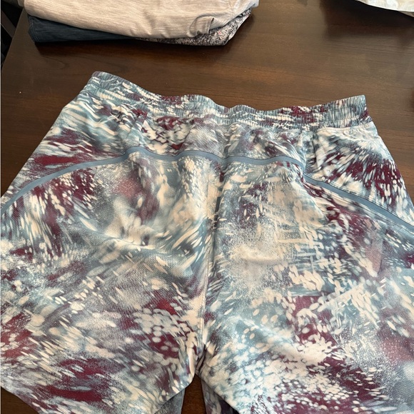 Men’s Lulu Lemon 7 Inch Pace Breaker Shorts - Picture 2 of 3